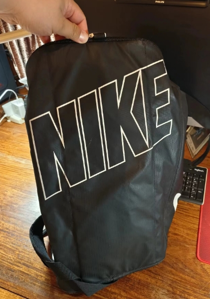 公司发耐克运动桶包，挎包，单肩包，运动包，黑色，9成新